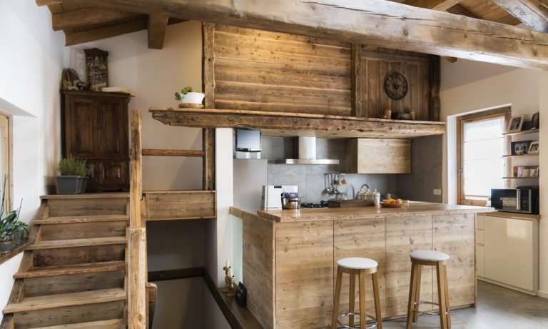 Rénover une porte en bois : comment s'y prendre