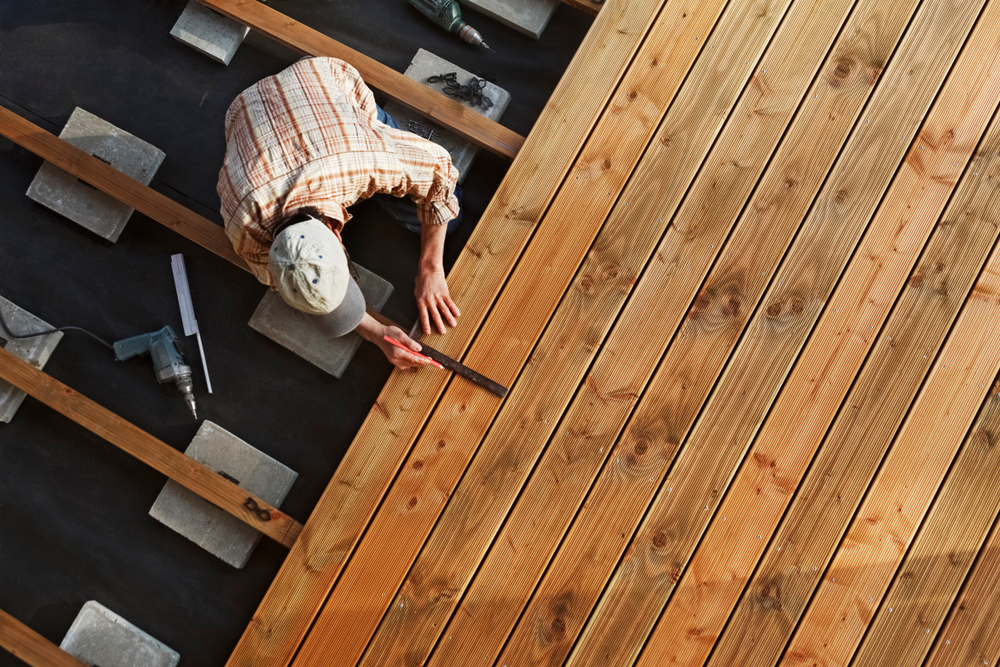 homme construisant une terrasse en bois