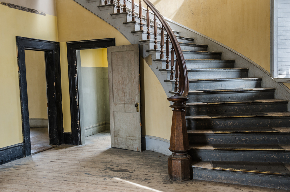 vieil escalier en bois