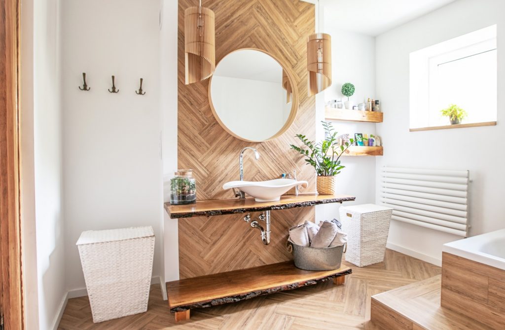 Salle de bain sur plancher en bois : comment faire