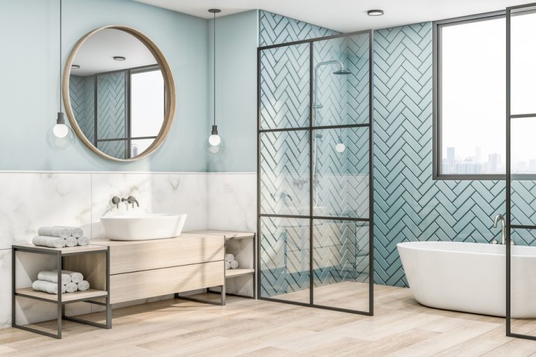 Salle de bain sur plancher en bois : comment faire