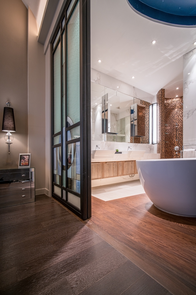 Une salle de bain en bois